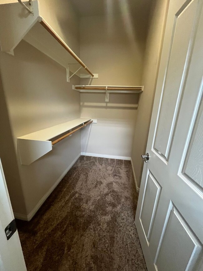 Building Photo - 2 bedroom 2 bath with bonus room/ office r...