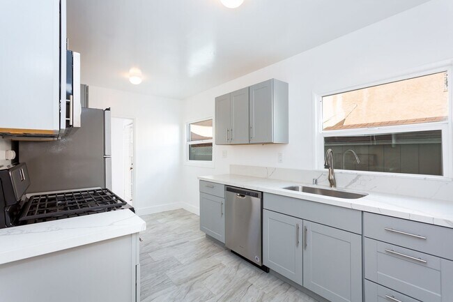 Building Photo - 4780-4780 Oregon St