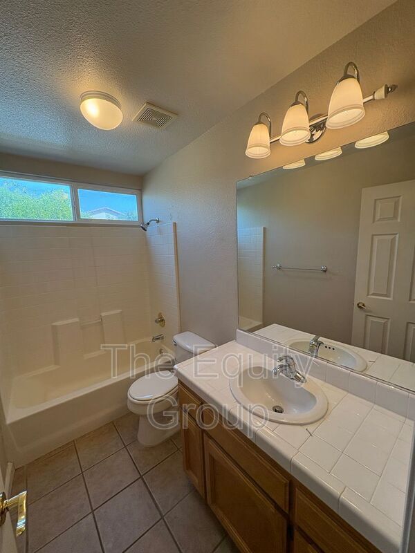Building Photo - 3645 E Vista Dr