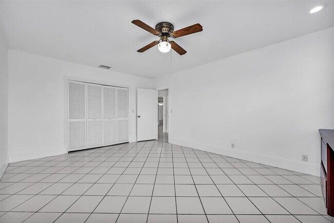 Building Photo - 2427 Sea Island Dr