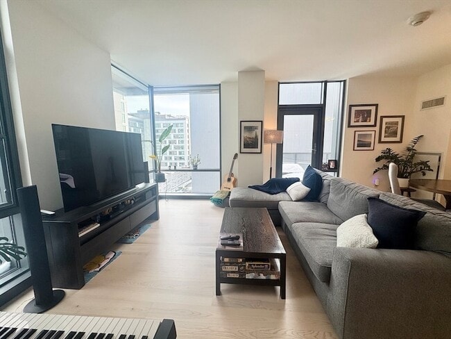 Building Photo - 32 Traveler St