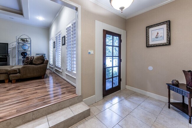 Building Photo - 422 River Oaks Dr