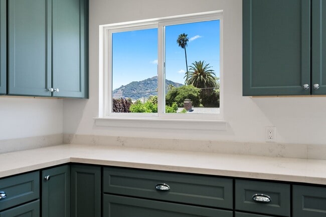 Building Photo - AVAILABLE FOR 2026-2027 SCHOOL YEAR...14 B...