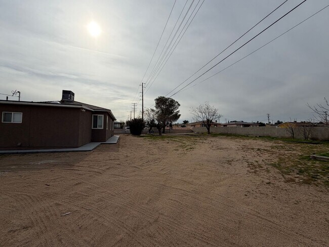 Building Photo - NEW LISTING!! 3 Bedroom 1.5 Bathroom House with Huge Yard, Central Heat & Air!