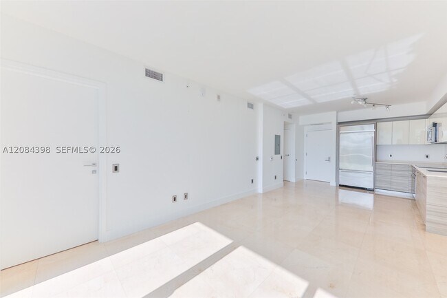 Building Photo - 1300 Brickell Bay Dr