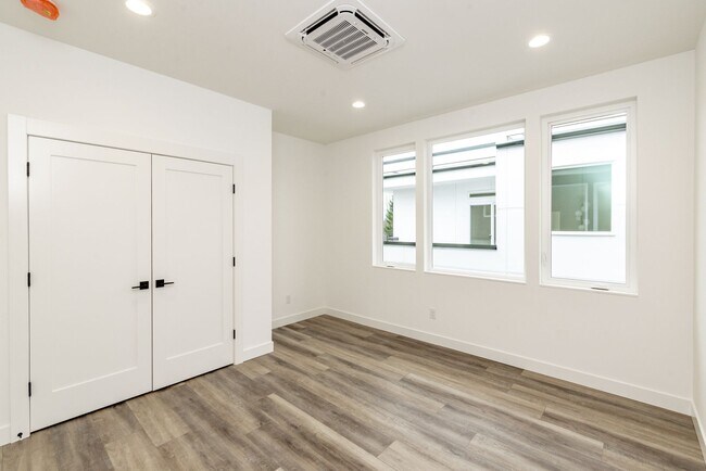Building Photo - Edgewood Stunner