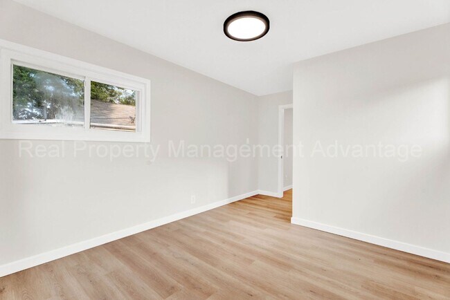 Building Photo - 1513 E Meyers Ave
