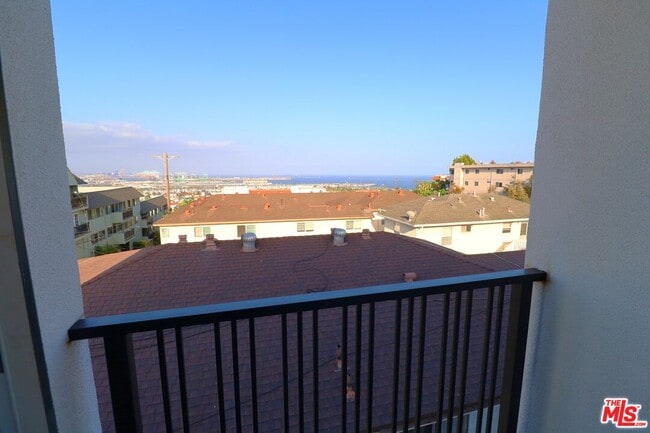 Building Photo - 776 W 25th St