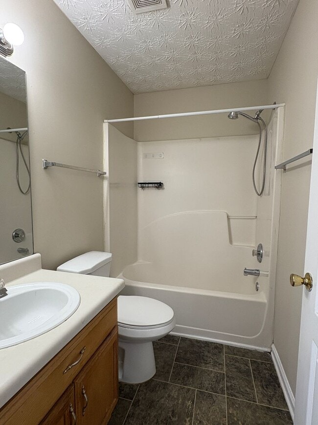 Building Photo - Spacious Townhouse with Convenient Location