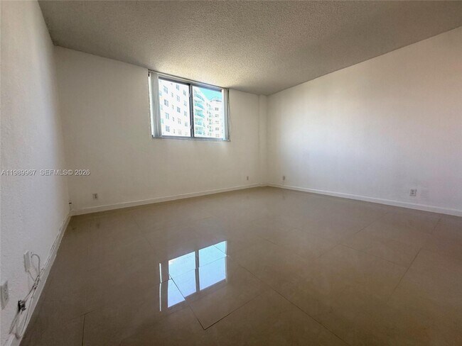 Building Photo - 4001 S Ocean Dr