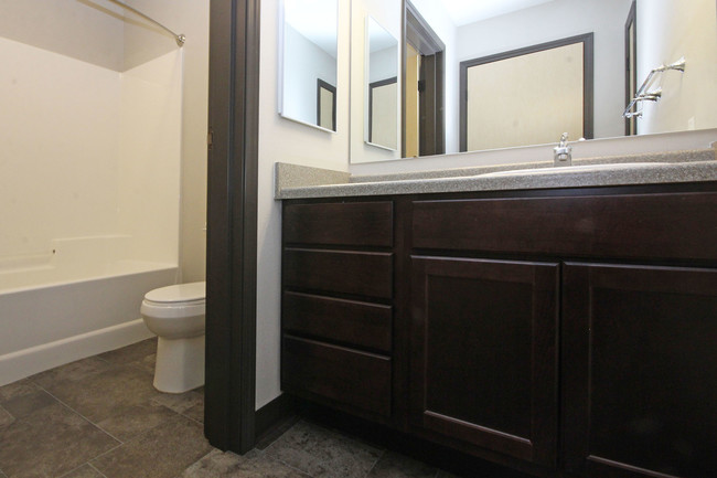 Building Photo - River Pointe Townhomes