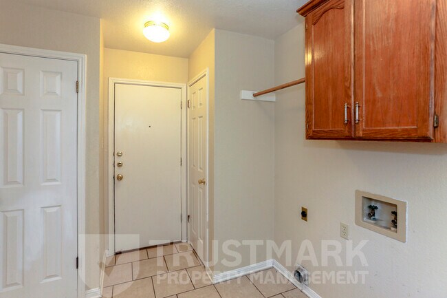 Building Photo - 800 Silver Creek Dr