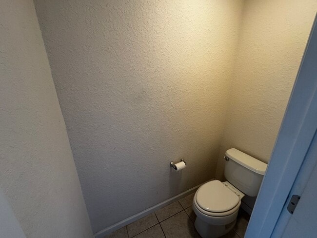 Building Photo - Beautiful 3BR/2.5BA Townhome with Water View in Fore Ranch