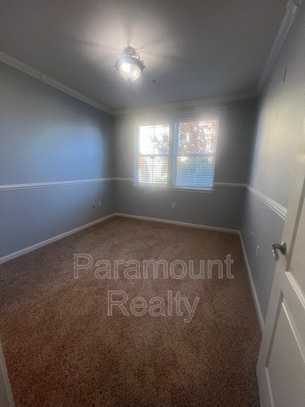 Building Photo - 700 S Abel St