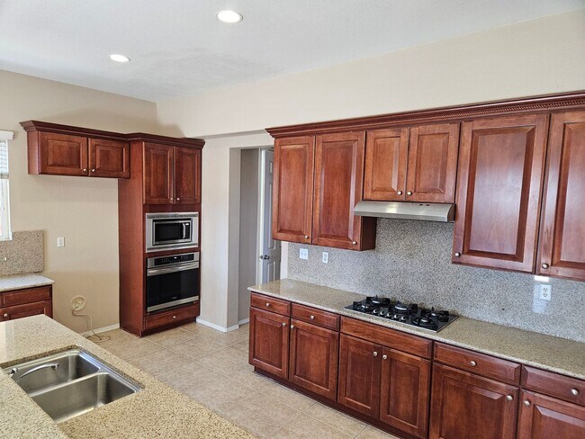 Building Photo - 5 BEDROOM OAK HILLS / HESPERIA HOME
