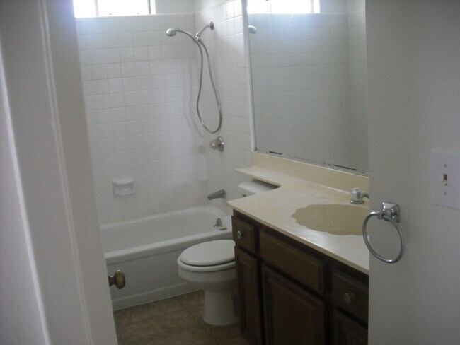 Building Photo - Marina Village Penthouse garage & all gas appliances