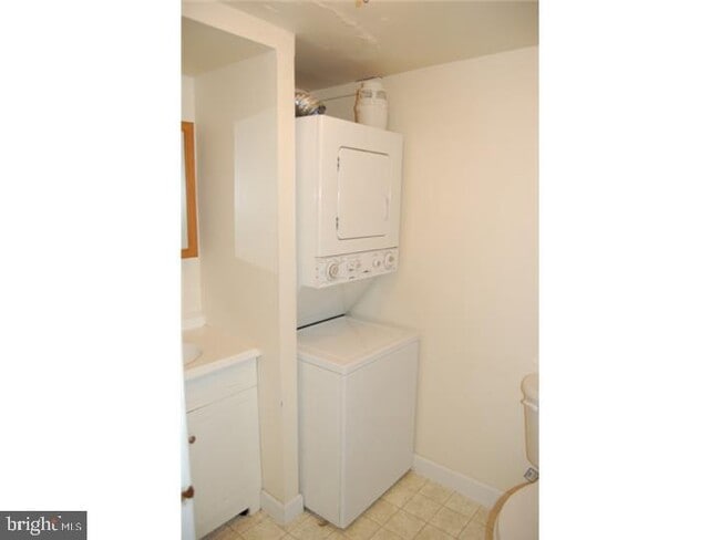 Building Photo - 1015 Valley Dr