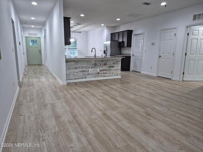 Building Photo - 6806 Old Middleburg Rd S