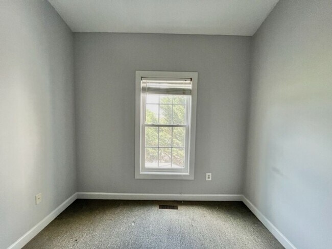 Building Photo - Spacious and bright 3 BR 3.5 BA TH with ga...