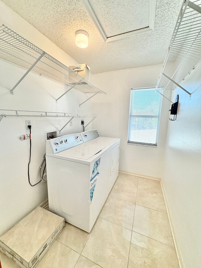 Building Photo - ** NEWCASTLE ** BERKSHIRE LAKES ** 3 BED /...