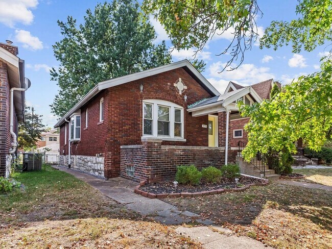 Building Photo - Comfortable Living in the Heart of South St. Louis