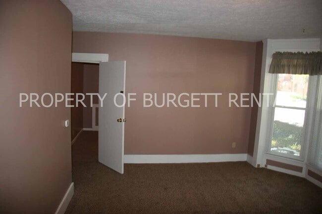 Building Photo - 325 W Lutz Ave