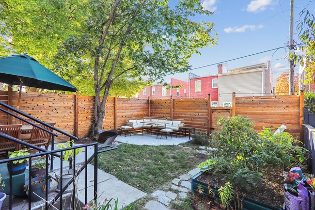 Building Photo - 528 Roxboro Pl NW