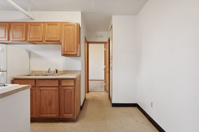 Building Photo - Spacious, Updated 1BR on Beautiful Iris Park!