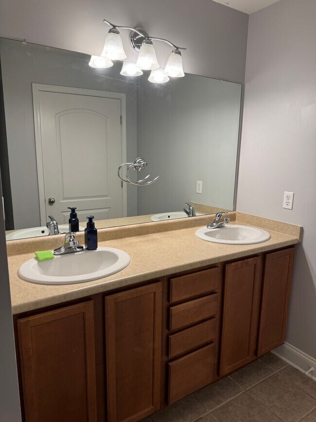 Building Photo - Maryville 37804 - 4-Bedroom, 2-Bath, 2-Story Condo - Contact Faye Hudson 865-789-3204