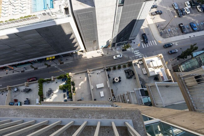 Building Photo - Fully Furnished SoBro Condo At Encore