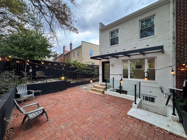 Building Photo - Stylish 3 Bed 1.5 Bath Home With A Fenced Patio In Warwick Village