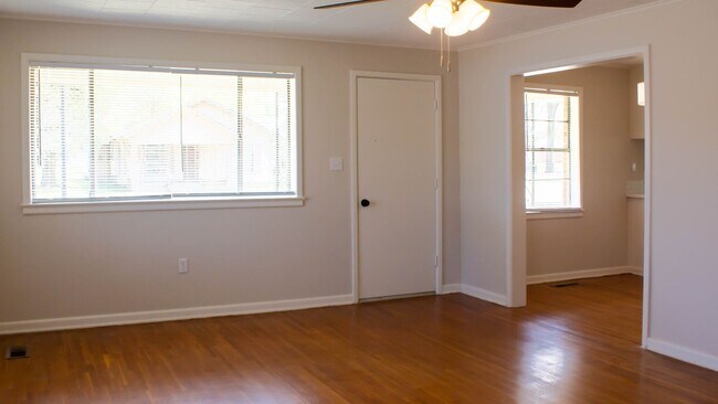 Building Photo - 827 N El Paso Ave