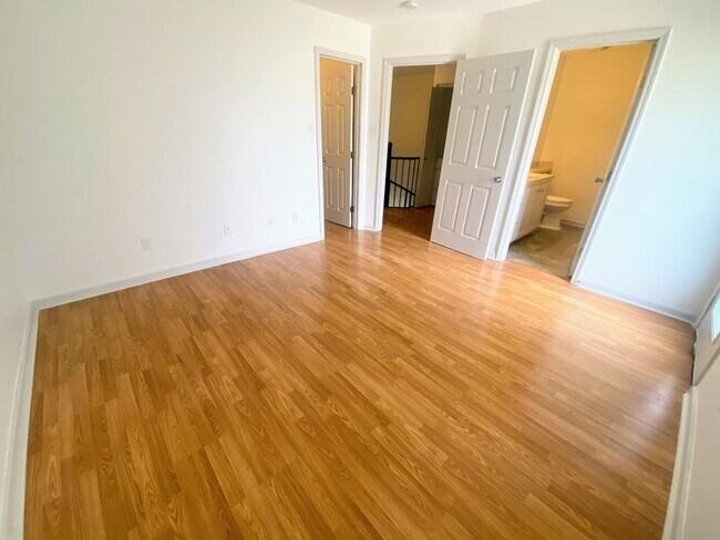 Building Photo - 2-Bed, 2.5-Bath Townhouse Near McNeese State University