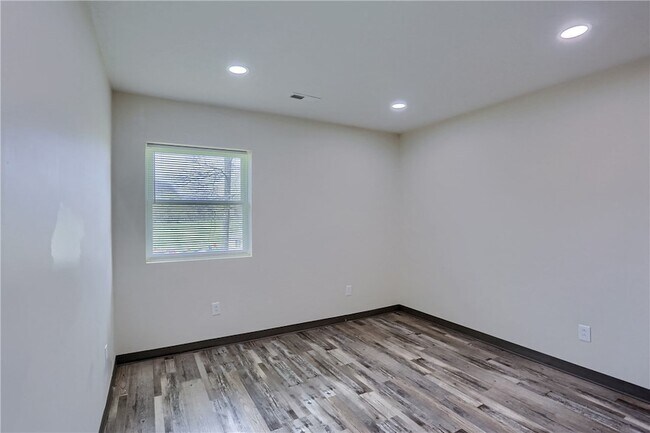 Building Photo - 102 Kathleen Dr