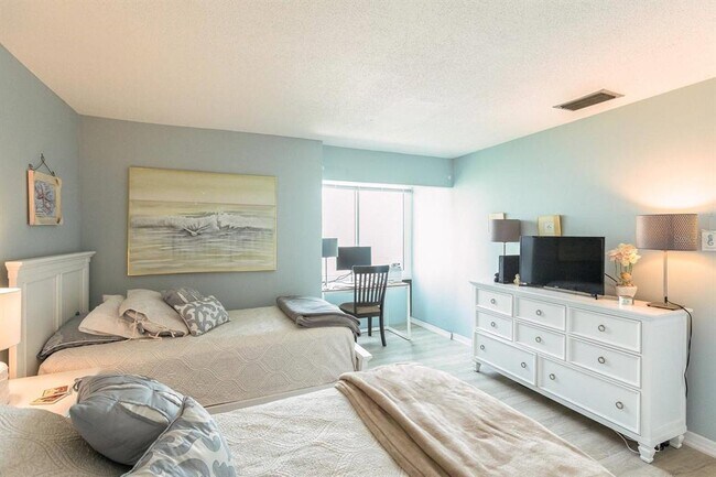 Building Photo - 1255 E Peppertree Dr