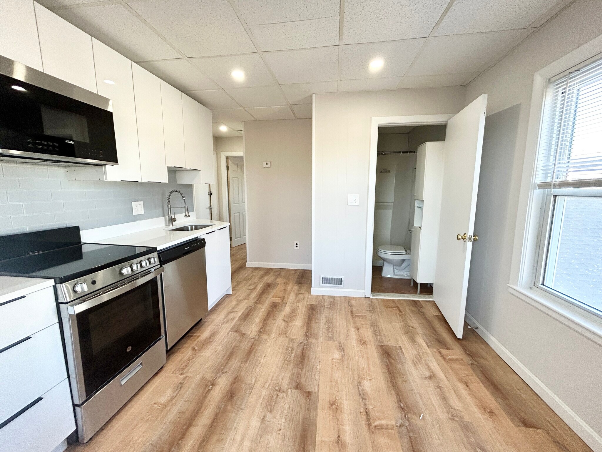 Building Photo - 102 Buttonwood St