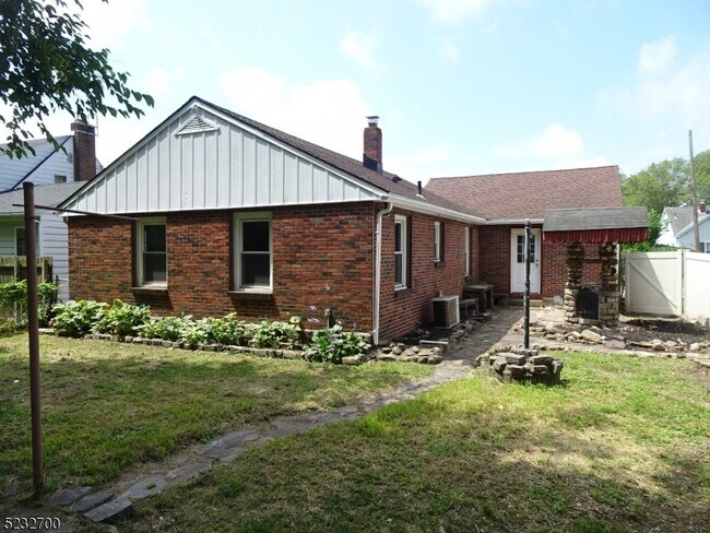 Building Photo - 275 Firth St