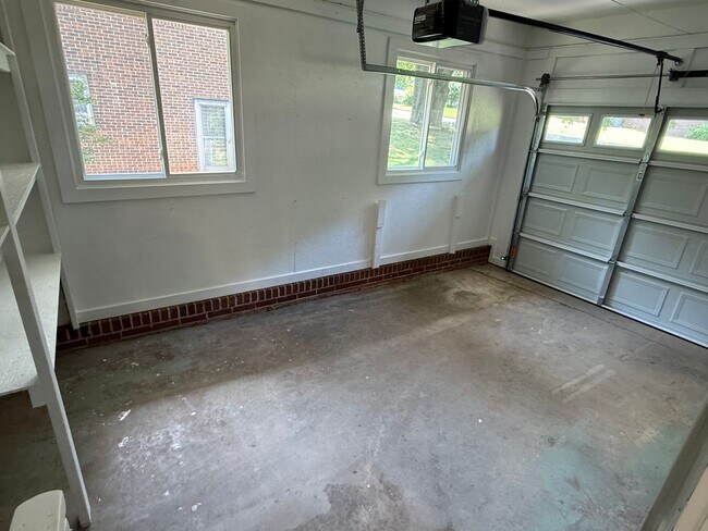 Building Photo - 3 Bedrooms, 2 Bathrooms - Home in North Rome!