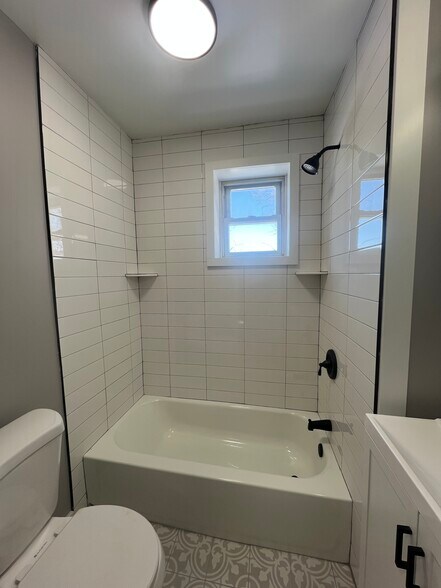 Building Photo - 1018 W 8th St