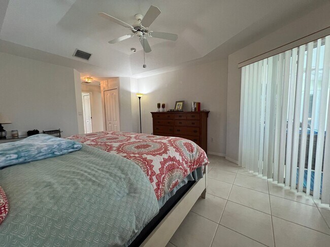 Building Photo - FURNISHED SHORT TERM RENTAL - 3 Bed / 2 Ba...