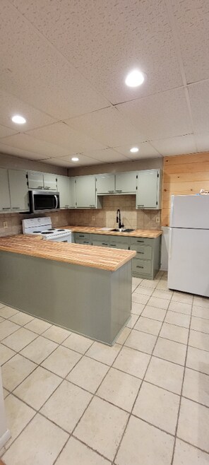 Building Photo - 201 Valley St