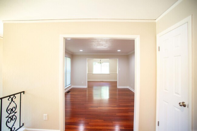 Building Photo - 8607 Linda Ln