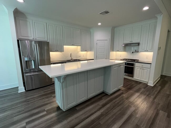 Building Photo - Beautiful 3 bedroom home- $500 off 1st month with 30 day move in!!