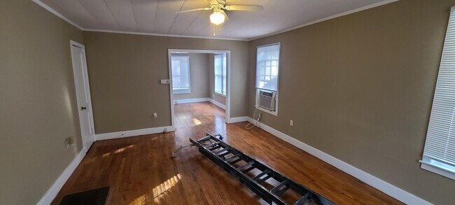 Building Photo - 327 Decelle St