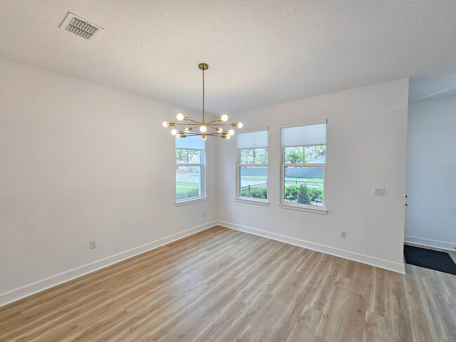 Building Photo - 408 E Oak Ave