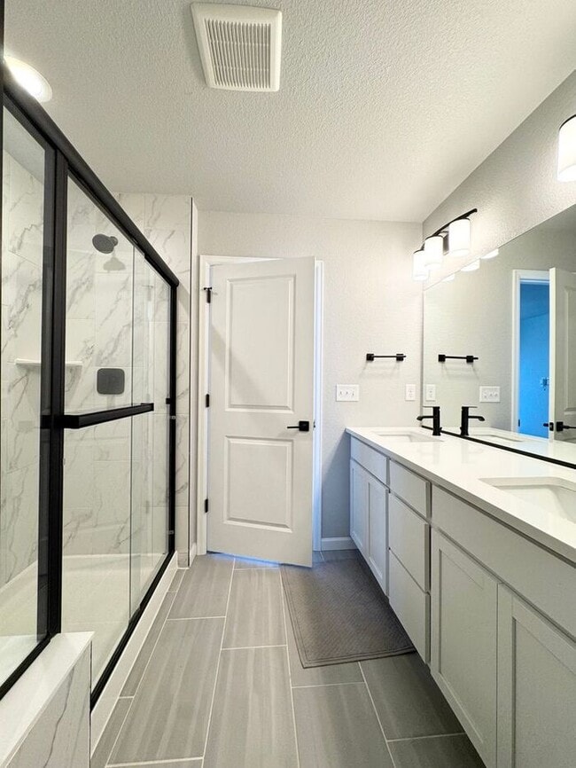 Building Photo - Beautiful 3 bedroom 3.5 bath Townhome Minutes from Downtown Johnstown