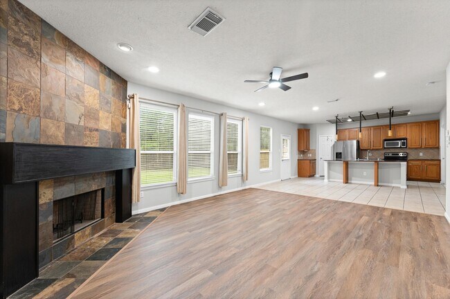 Building Photo - 135 S Spinning Wheel Cir