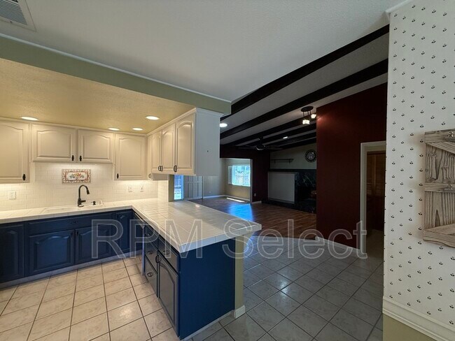 Building Photo - 1017 Silver Lake Dr