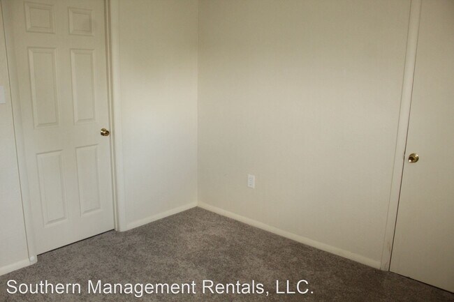 Building Photo - 2 br, 1 bath House - 641 W Broadway  unit 3