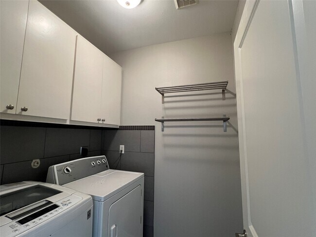 Building Photo - 2314 Camden Dr